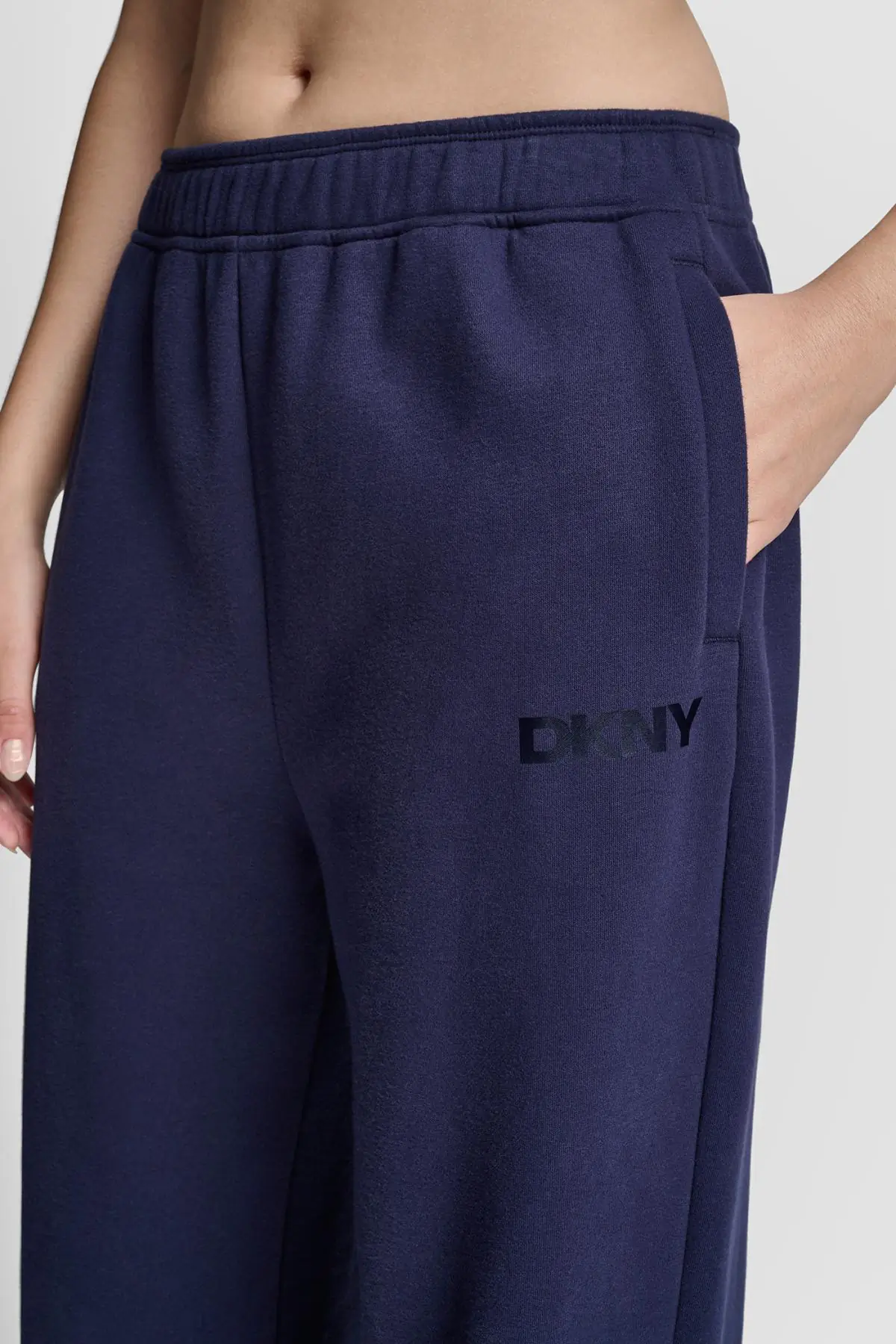 DKNYDP20025_35R_DP6P3795_PCT_RETAILc