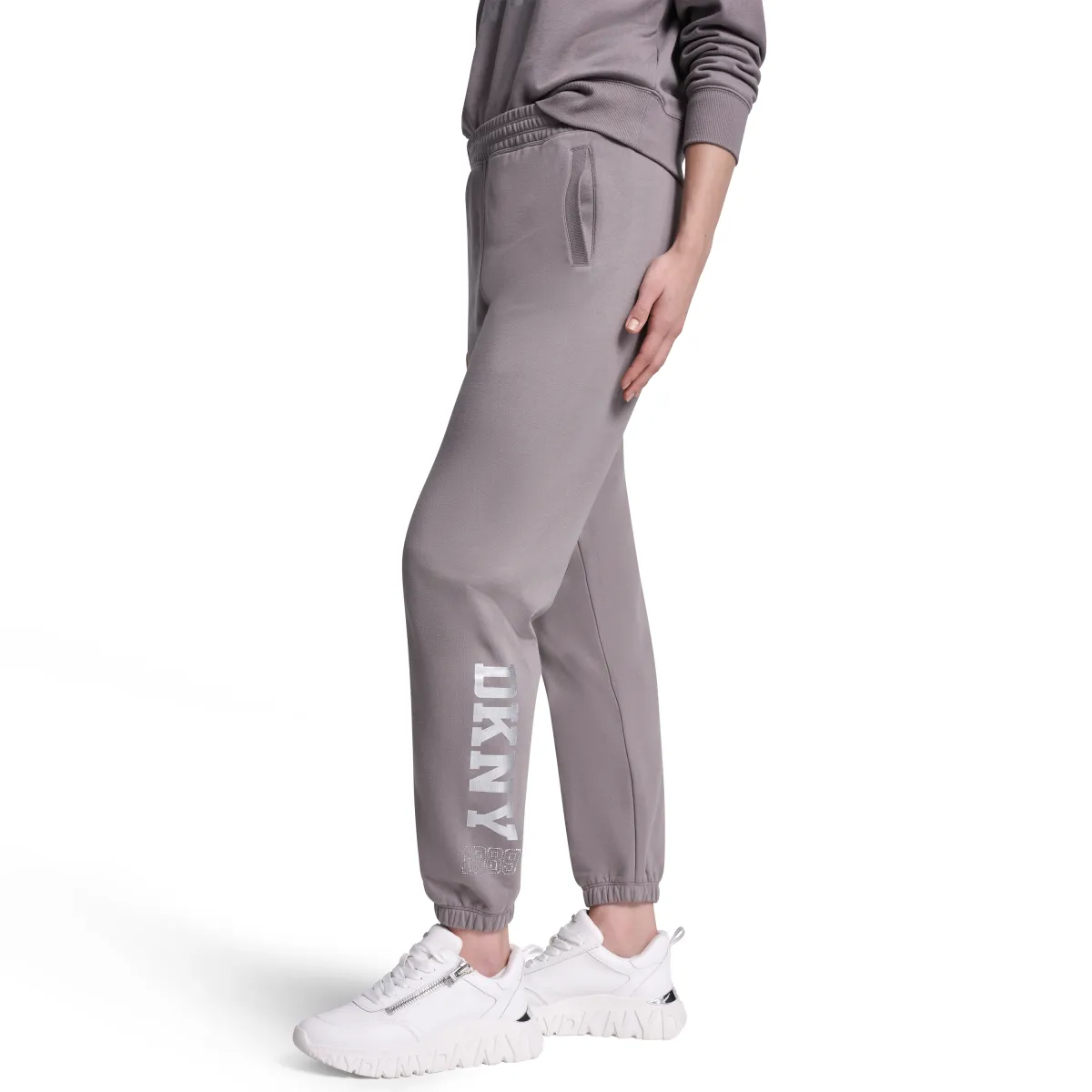 DKNYDP24125_13_DP6P3863_MUR_S