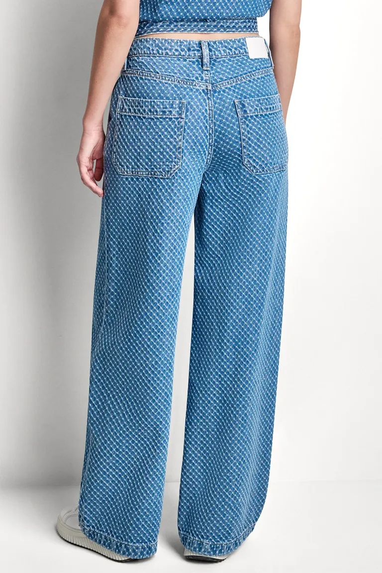 DKNYDJ03926_28_DJ6M4242_GPN_ALT2_d24fa271-39d1-4b8e-8826-f1ca6183222c
