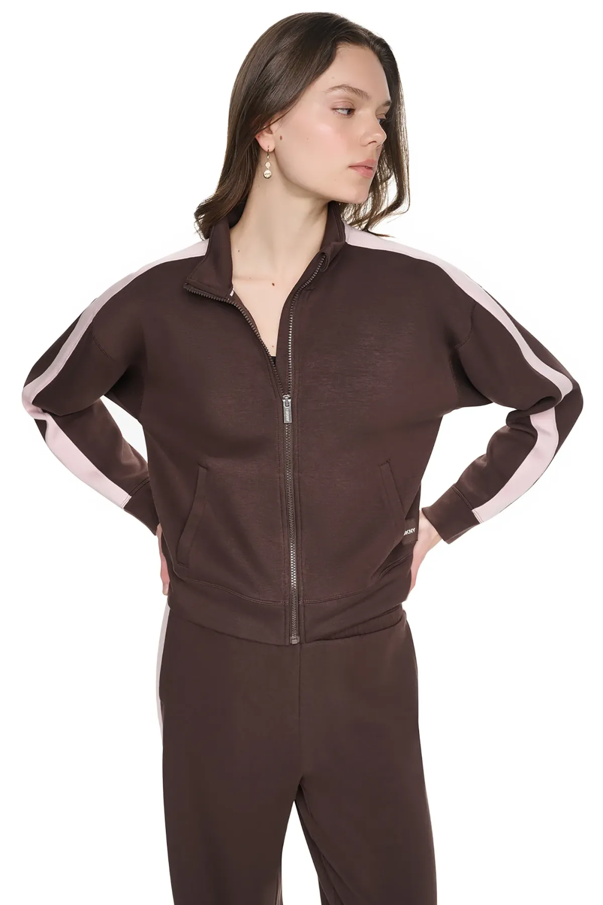 DKNYDP11126_8_DP6J9632_IEV_ALT2