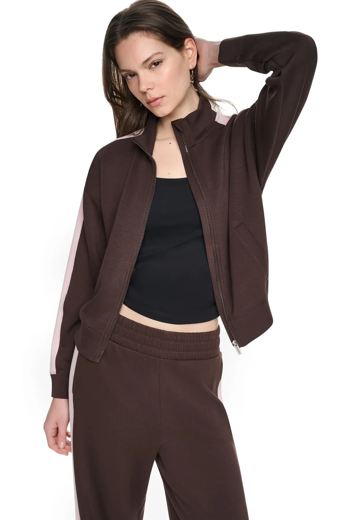 DKNYDP11126_8_DP6J9632_IEV_F